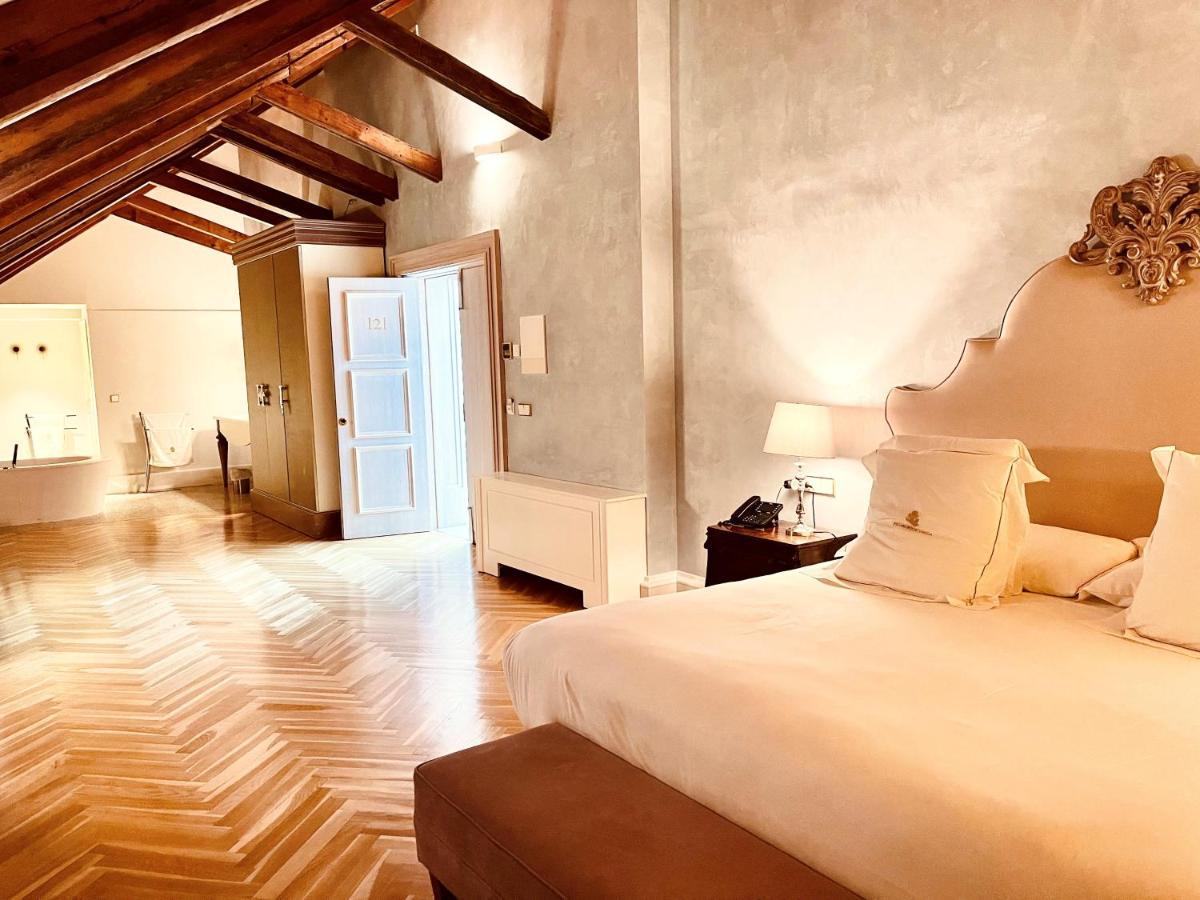 Hotel Palacio De Ubeda 5 G.L Bagian luar foto Suite at the Hotel