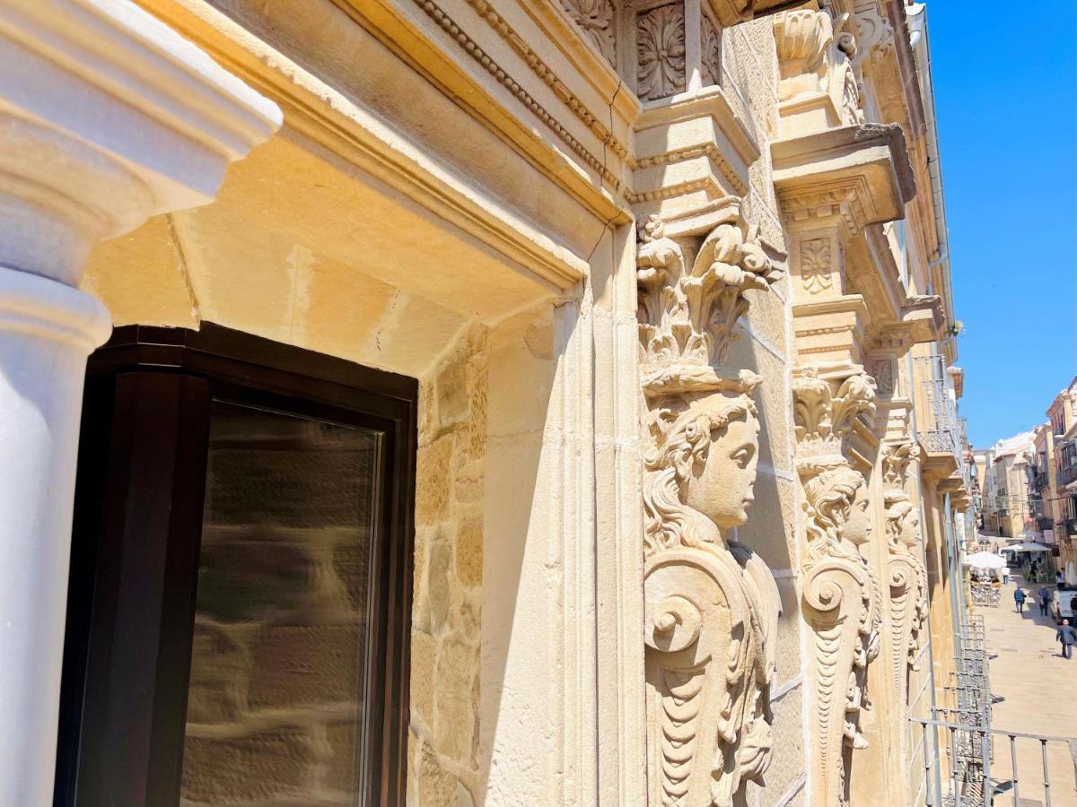 Hotel Palacio De Ubeda 5 G.L Bagian luar foto The facade of the palace
