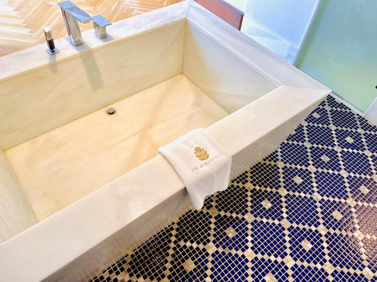Hotel Palacio De Ubeda 5 G.L Bagian luar foto A freestanding bathtub