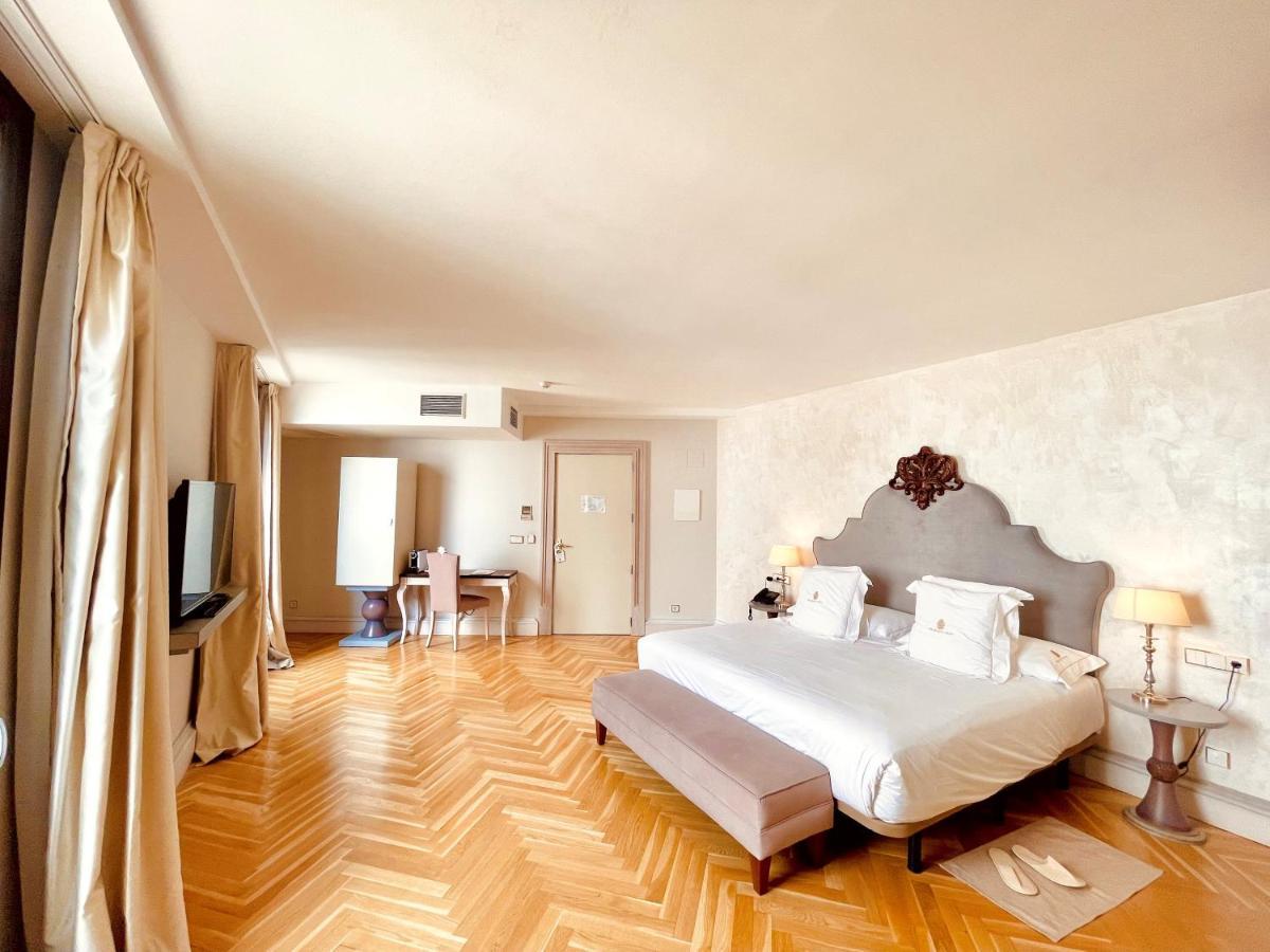 Hotel Palacio De Ubeda 5 G.L Bagian luar foto A room at the hotel