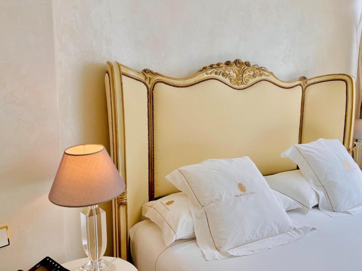 Hotel Palacio De Ubeda 5 G.L Bagian luar foto A bed with a headboard