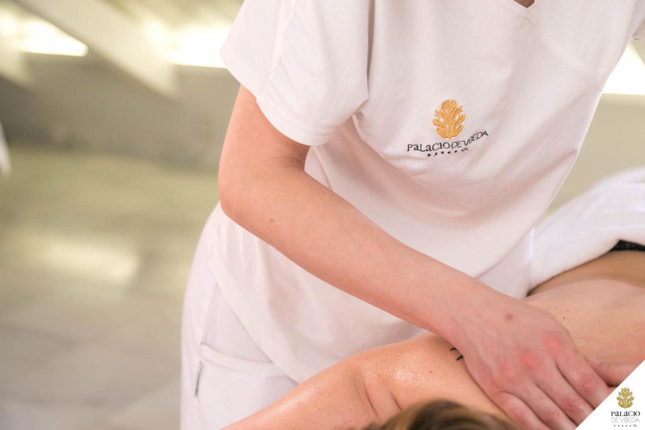 Hotel Palacio De Ubeda 5 G.L Bagian luar foto A physiotherapist treating a patient