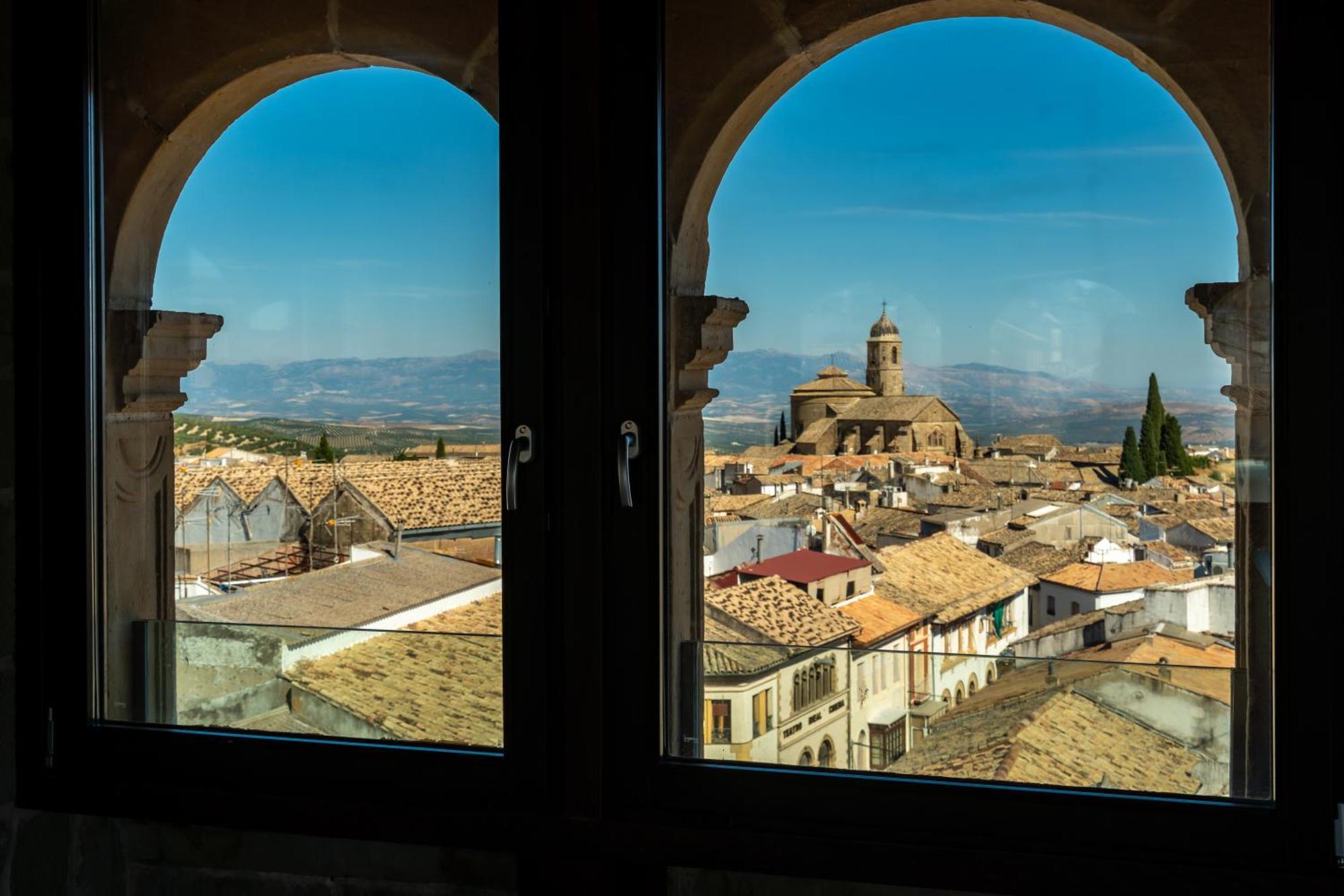 Hotel Palacio De Ubeda 5 G.L Bagian luar foto View of the town from the tower of the church