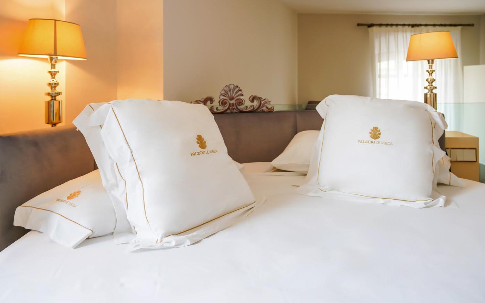 Hotel Palacio De Ubeda 5 G.L Bagian luar foto Pillows on a bed