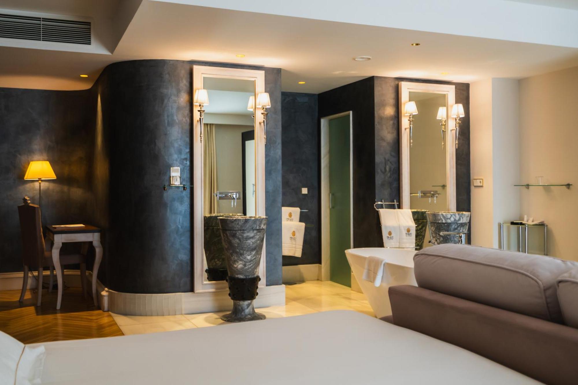 Hotel Palacio De Ubeda 5 G.L Bagian luar foto A bathroom at the Mandarin Oriental, Munich